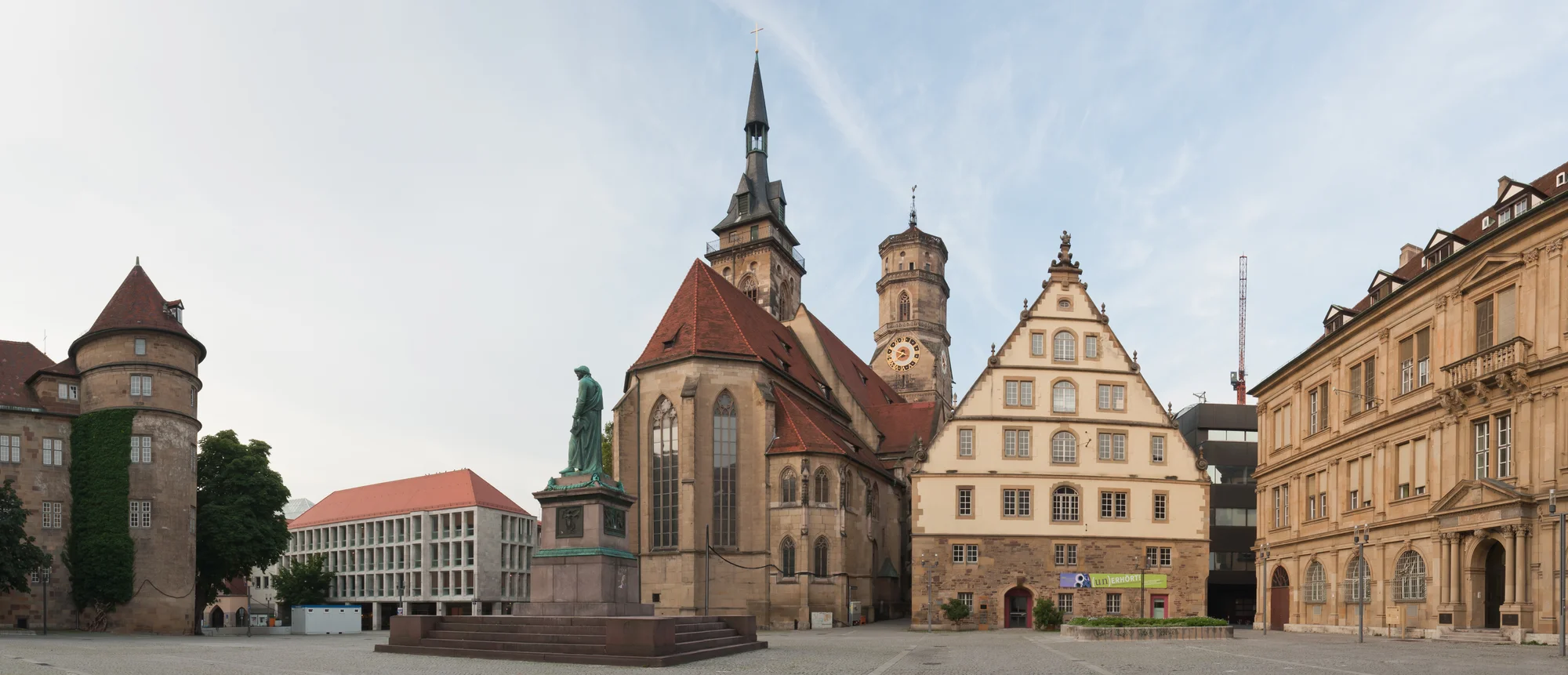 Schillerplatz mit Stiftskirche und historischen Fassaden in Stuttgart